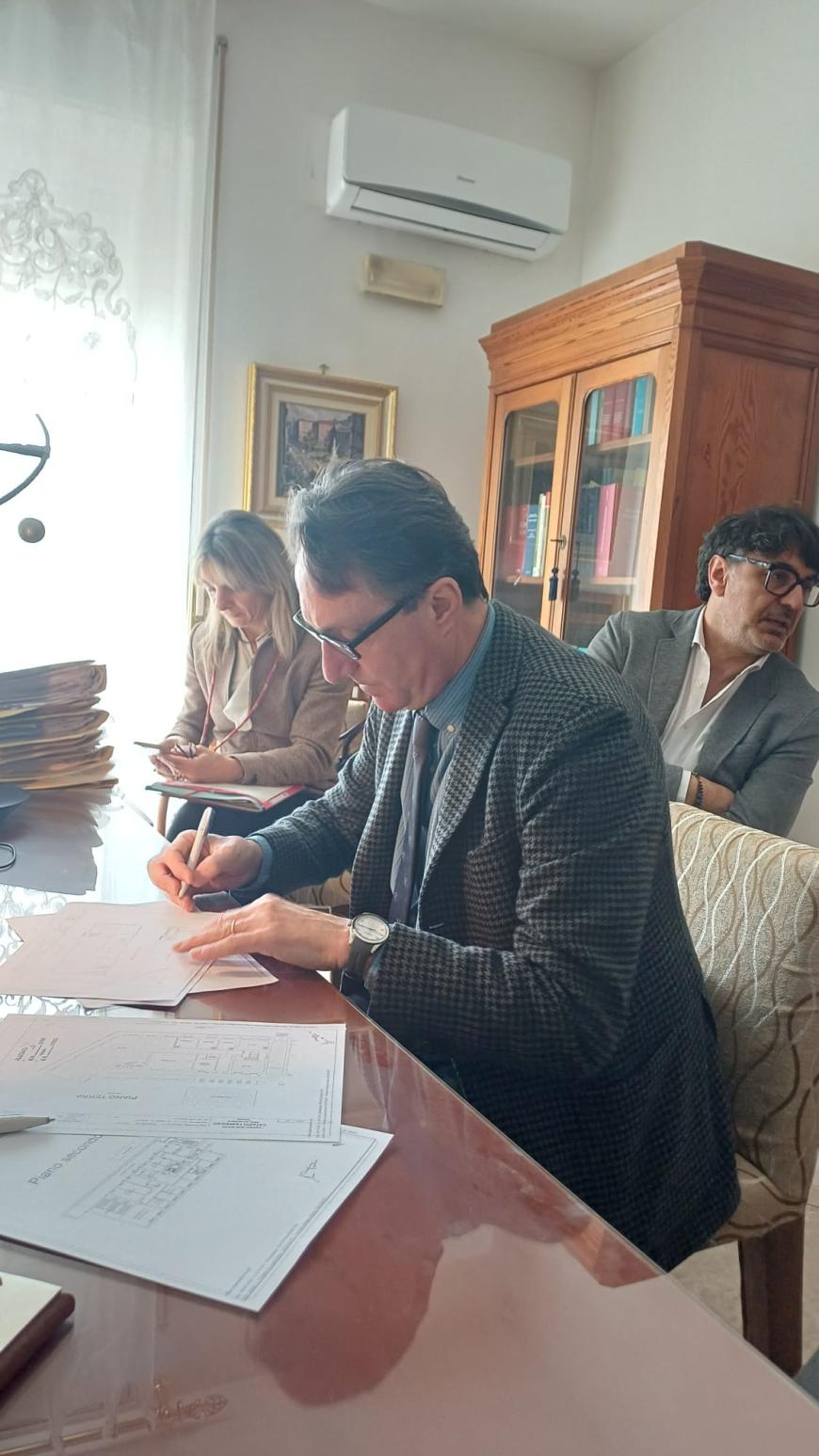 Il rettore Menico Rizzi alla firma dei documenti per l'acquisizione