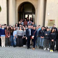 La professoressa Johanna Rinceanu , il prof. Alessandro Provera e il corpo studentesco