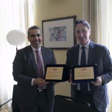 Scambio di doni commemorativi tra il Rettore Rizzi e S.E. Al Hameli