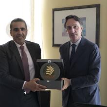 Scambio di doni commemorativi tra il Rettore Rizzi e S.E. Al Hameli