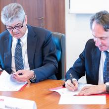 Andrea Amalberto e Menico Rizzi mentre firmano l'accordo