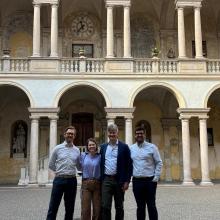Il Prof. Ronga con i fellows nel quadriportico del Maggiore (da sinistra a destra: Dr. Heß, Scaini, Ronga, Coehlo Leal)